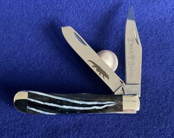Cuchillo Boker Tree Brand Custom Trapper “Dragón de Komodo” con escamas fósiles y diseño de vid.