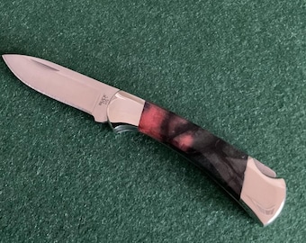 Cuchillo Buck Custom 112 Nickel BOS S35VN con cachas de fósiles y diseño de vid.