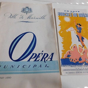 Puede incluir: Un programa vintage para la Ópera Municipal de Marsella, con un círculo azul y blanco con la palabra "Opera" en una fuente estilizada. El programa es de la temporada 1949-1950.