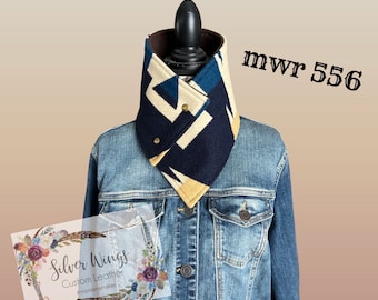 Könnte beinhalten: Ein dunkelblauer, beiger und türkisfarbener Wollschal mit Druckknopfverschluss. Der Schal befindet sich auf einem Mannequin mit einer Jeansjacke. Der Text "Silver Wings Custom Leather #montanamaker" befindet sich auf einem weißen Etikett in der linken unteren Ecke des Bildes. Der Text "mwr 556" befindet sich in der rechten oberen Ecke des Bildes.