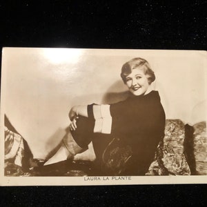 Laura La Plante original da década de 1920, cartão postal vintage, fotografia, filme silencioso, estrela, gato preto e branco e o canário