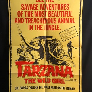 Może przedstawiać: Stary plakat filmowy do filmu "Tarzana, Dzika Dziewczyna". Plakat przedstawia kobietę w dżungli z dużym małpą. Tekst na plakacie brzmi "Zobacz dzikie przygody najpiękniejszego i najbardziej zdradzieckiego zwierzęcia w dżungli." Plakat jest żółty z czerwonym i czarnym tekstem.