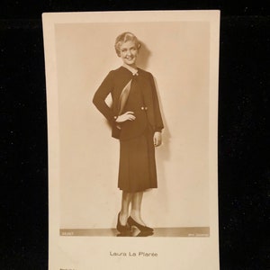 Laura La Plante original da década de 1920, cartão postal vintage, fotografia, filme silencioso, estrela, gato preto e branco e o canário