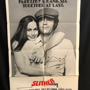 Könnte beinhalten: Ein Schwarzweiß-Filmplakat für den Film "Slither" mit James Caan, Peter Boyle, Sally Kellerman und Louise Lasser. Das Plakat zeigt eine Nahaufnahme von James Caan und Sally Kellerman, die sich umarmen. Der Text auf dem Plakat lautet "Kopetzky & Kanil-Sia Together At Last." und "Metro-Goldwyn-Mayer Presents "Slither" starring James Caan, Peter Boyle, Sally Kellerman, Louise Lasser. Written by W.D. Richter. Produced by Jack Sher. Directed by Howard Zieff. Metrocolor."