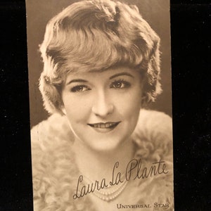 Laura La Plante original da década de 1920, cartão postal vintage, fotografia, filme silencioso, estrela, gato preto e branco e o canário