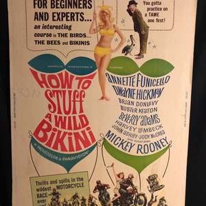 Puede incluir: Un póster de película vintage para la película "Cómo rellenar un bikini salvaje" protagonizada por Annette Funicello y Wayne Hickman. El póster presenta un diseño colorido con una mujer en bikini y una escena de carrera de motocicletas.