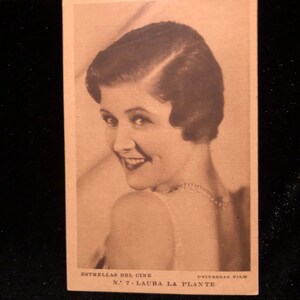 Laura La Plante original da década de 1920, cartão postal vintage, fotografia, filme silencioso, estrela, gato preto e branco e o canário