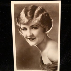 Laura La Plante original da década de 1920, cartão postal vintage, fotografia, filme silencioso, estrela, gato preto e branco e o canário