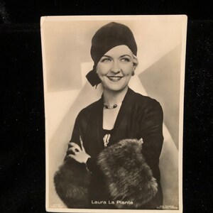 Laura La Plante original da década de 1920, cartão postal vintage, fotografia, filme silencioso, estrela, gato preto e branco e o canário
