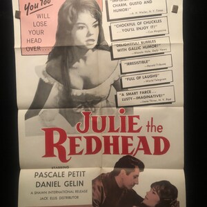 Puede incluir: Un cartel de película vintage para la película "Julie la pelirroja" protagonizada por Pascale Petit y Daniel Gelin. El cartel presenta una foto en blanco y negro de Pascale Petit y una foto en color de Daniel Gelin y Pascale Petit.