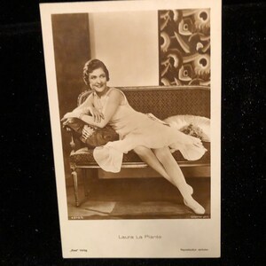 Laura La Plante original da década de 1920, cartão postal vintage, fotografia, filme silencioso, estrela, gato preto e branco e o canário