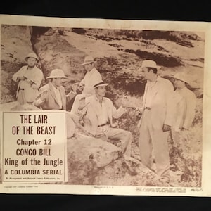 Może przedstawiać: Zdjecie promocyjne w stylu vintage, czarno-białe, dla "The Lair of the Beast", rozdział 12 serialu "Congo Bill". Obraz przedstawia grupę mężczyzn w strojach safari, z nakładką tekstową, w tym tytuł i "King of the Jungle".