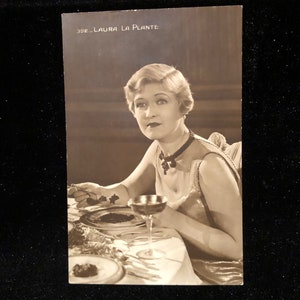 Laura La Plante original da década de 1920, cartão postal vintage, fotografia, filme silencioso, estrela, gato preto e branco e o canário