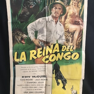 Może przedstawiać: Stary plakat filmowy do serialu "La Reina del Congo" (Congo Bill) z Donem McGuire, Cleo Moore i Jackiem Ingramem. Plakat przedstawia scenę dżungli z mężczyzną trzymającym broń, kobietą w dżunglowym stroju i czarnym panterem.