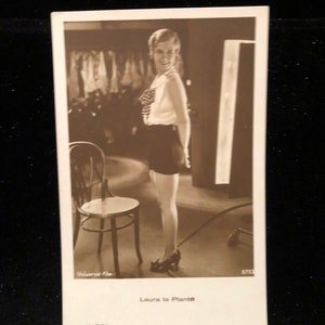 Laura La Plante original da década de 1920, cartão postal vintage, fotografia, filme silencioso, estrela, gato preto e branco e o canário