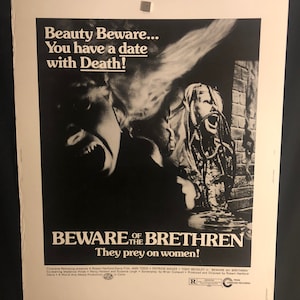 以下が含まれることがあります： ホラー映画「Beware the Brethren」の白黒の映画ポスター。ポスターには、口を開けて叫んでいる女性と、首にロープを巻かれた男性が描かれている。ポスターのテキストには、「Beauty Beware... You have a date with Death! Beware the Brethren. They prey on women!」と書かれている。