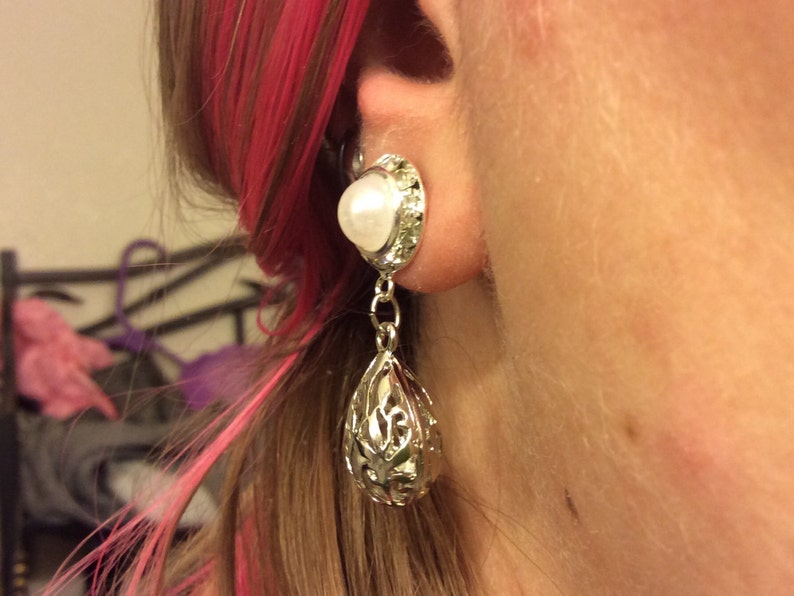 716 00g 0g 2g 4g 6g 8g 10g 12g 1 PAIR White Pearl Dangle Plugs Gauges Tunnels or Studs Silver Filigree Drop Bridal Wedding Plugs Gauges