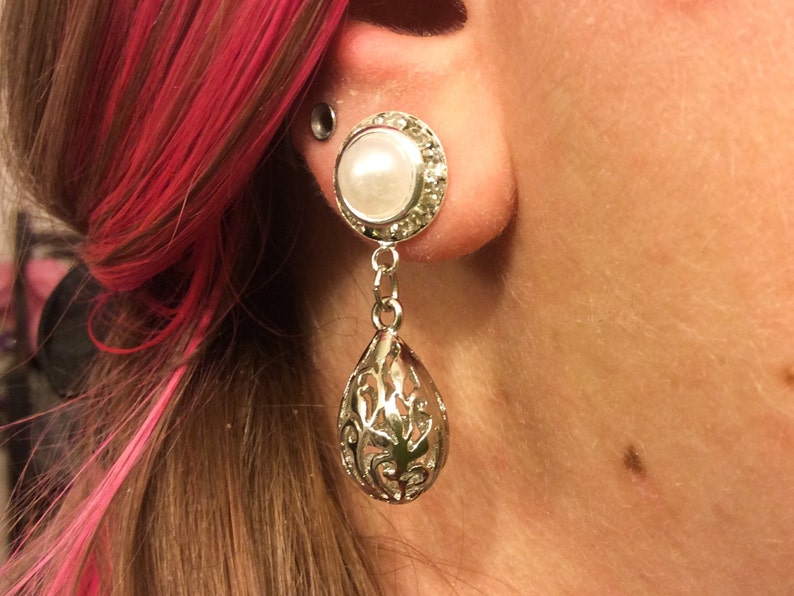716 00g 0g 2g 4g 6g 8g 10g 12g 1 PAIR White Pearl Dangle Plugs Gauges Tunnels or Studs Silver Filigree Drop Bridal Wedding Plugs Gauges
