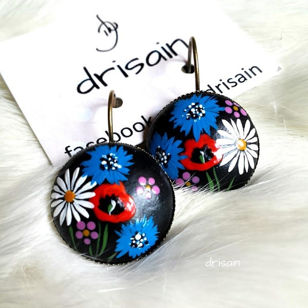Estonian style floral pattern painted cameo earrings / painted flowers / daisy / cornflower
