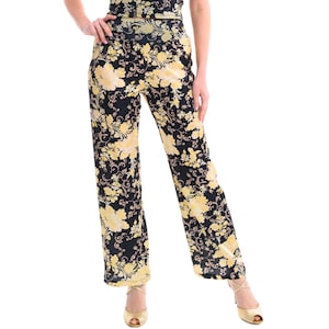 Può includere: Pantaloni neri a gamba larga con motivo floreale in tonalità giallo e oro.