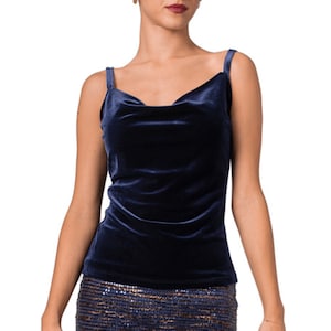 Könnte beinhalten: Ein dunkelblaues Samt-Tanktop mit einem Schalkragen und Spaghettiträgern.