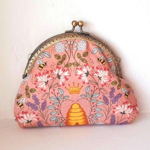 Monedero rosa con diseño de abeja, Hive, estampado de flores, regalo, monedero de algodón, tela vintage, cosido a mano, forrado, con infusión de lavanda, monedero grande con cierre de bronce.