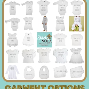 Puede incluir: Un gr&aacute;fico con diferentes opciones de prendas para beb&eacute;s y ni&ntilde;os peque&ntilde;os, incluyendo batas, mamelucos, camisetas, baberos y pa&ntilde;ales. El gr&aacute;fico est&aacute; titulado "Opciones de prendas" y presenta un logotipo para Stitch Nola Personalization Boutique.