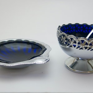 Sucrier sur socle vintage et Butterdish, verre cobalt bleu avec support en plaque chromée.