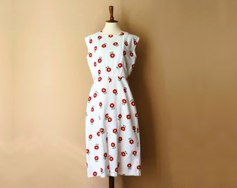 Miss Daisy 1960s Dress  - a lovely 1960's dress with white belt