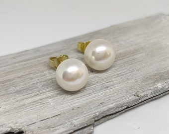 14k Gold Stud Earrings: Freshwater Pearl (10mm)