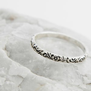 Geschnitzter Bandring aus Sterlingsilber: 2 mm Ornamentring