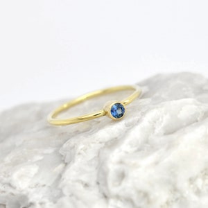 Zarter 14k solider Goldring mit blauem Saphir, minimalistischer Saphir-Goldring, Versprechen Goldsaphirring