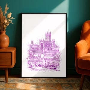 Puede incluir: Una lámina de arte enmarcada que presenta un boceto arquitectónico detallado en tinta morada de la Abadía de Bath y el puente Pulteney. La ilustración incluye líneas técnicas y medidas, mostrando el paisaje urbano histórico sobre un fondo blanco.