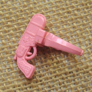 Vintage pink plastic toy ring prize with detachable gun charm - size 3 - gumball machine Cracker Jack toy - kitsch cowgirl cowboy jewelry