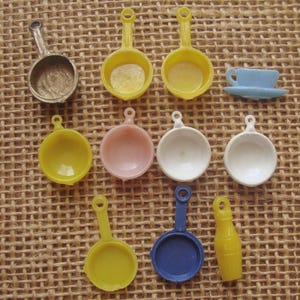 Lot of 11 vintage pot, cup, pan, bottle miniature plastic charms - cracker jack like gumball machine prize - doll diorama kitchen miniatures