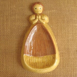 Vintage corn husk girl spoon rest - 7&quot; x 3 1/2&quot; - almond shape folk girl primitive autumn fall kitchen decor - SOME WEAR (read description)