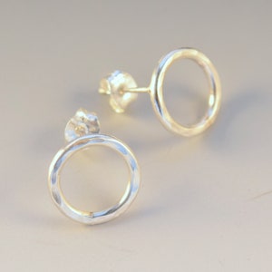 EA611a - Brincos Sterling Tiny Circle, acabamento martelado