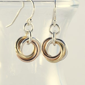 Peut inclure: Une paire de boucles d'oreilles en argent avec un nœud entrelacé en or et or rose.