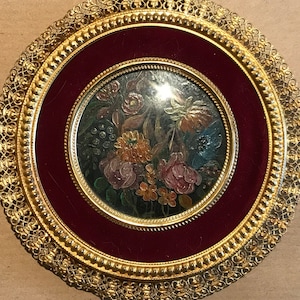 Pintura al óleo sobre cartón con estructura de metal, flores.