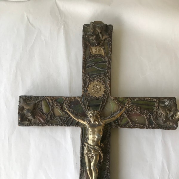 Christ en Croix, bois, plâtre et verre