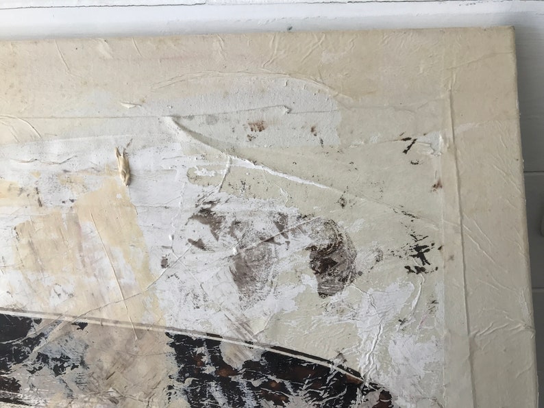 Op de afbeelding: Abstract schilderij op canvas met witte, bruine en zwarte verf. De verf is aangebracht in een dikke, textuurrijke laag, waardoor een gevoel van diepte en beweging ontstaat.