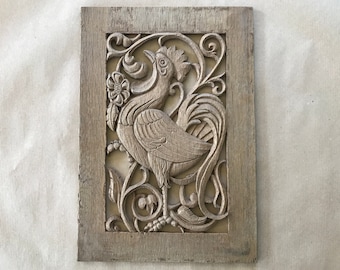 Panel de madera tallada, gallo en las flores