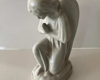 Ange agenouillé en porcelaine blanche , teco bois de Breux, Belgique