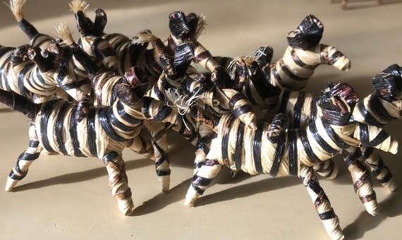 アフリカの工芸品、植物繊維と金属で作られた 50 匹の動物のセット