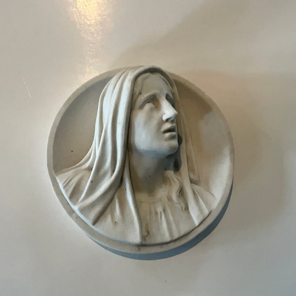Petit médaillon en biscuit de porcelaine, visage de la Vierge