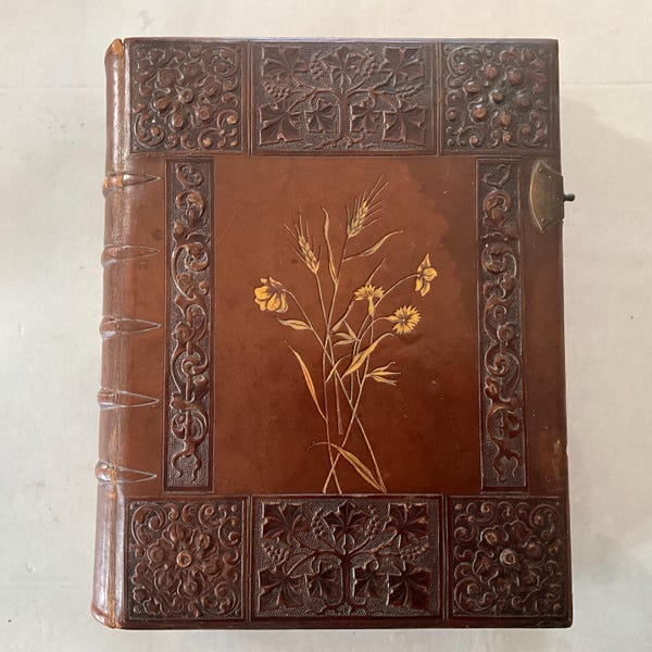 Leeg fotoalbum met gegraveerde leren omslag, circa 1900