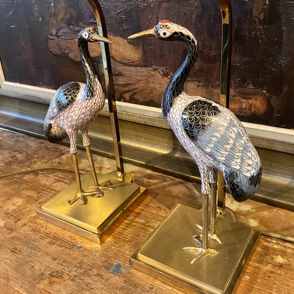 Paire de lampe en métal doré dont le pied comporte un oiseau chinois cloisonné