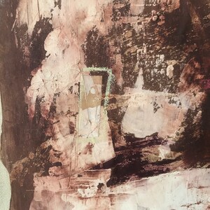 Puede incluir: Pintura abstracta con pintura marr&oacute;n, beige y blanca. La pintura tiene una superficie texturizada y un aspecto en capas.