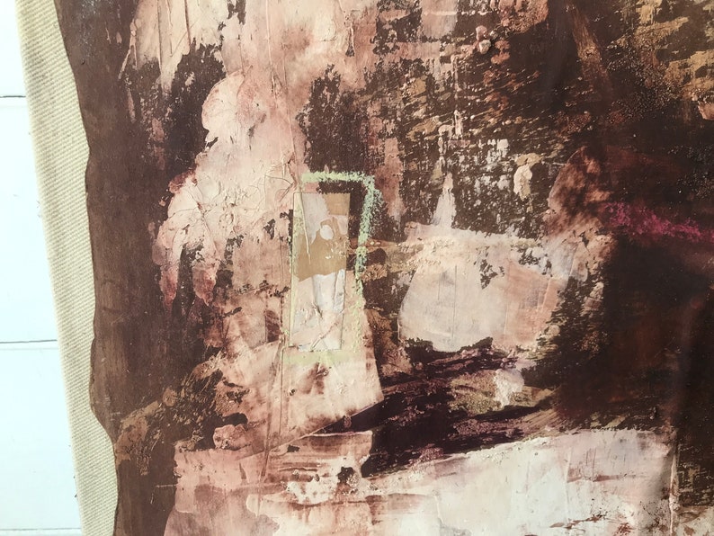Puede incluir: Pintura abstracta con pintura marr&oacute;n, beige y blanca. La pintura tiene una superficie texturizada y un aspecto en capas.