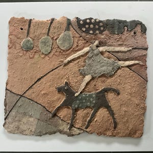 Puede incluir: Una pieza de arte cerámica texturizada que representa a una bailarina sobre un perro. La bailarina lleva un vestido gris, y el perro tiene un patrón de lunares. El fondo es una mezcla de tonos melocotón y gris, con formas y líneas abstractas.